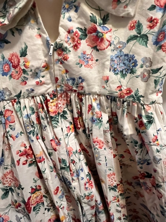 80’s vintage-style white floral dress featuring puffed sleeves and a V-neckline, - Picture 5 of 7